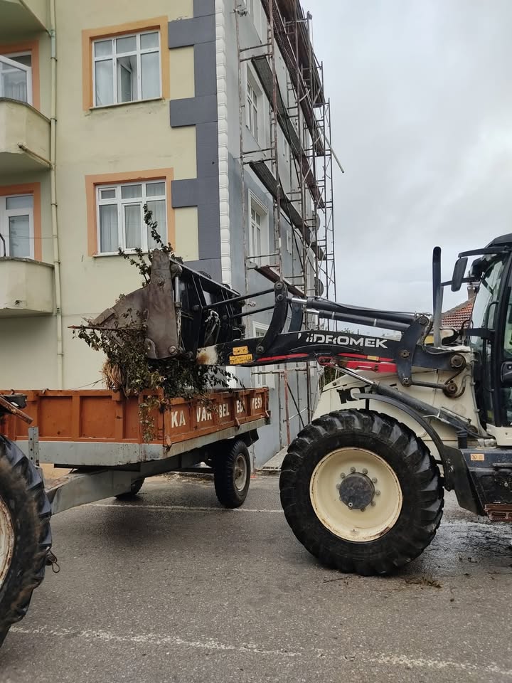 Ekiplerimiz Tarafından Ilçe Genelinde Çöp Ve Moloz...