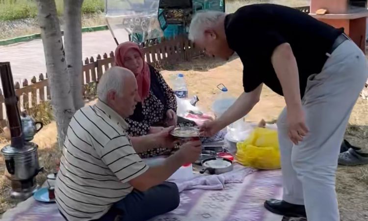 Aşure; Paylaşmaktır, Birlik Olmaktır, Berekettir.<...
