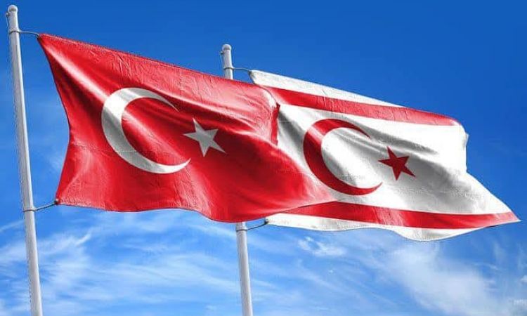 Gökyüzünde Cesaretle Süzülen Paraşütler,<br />
kah...