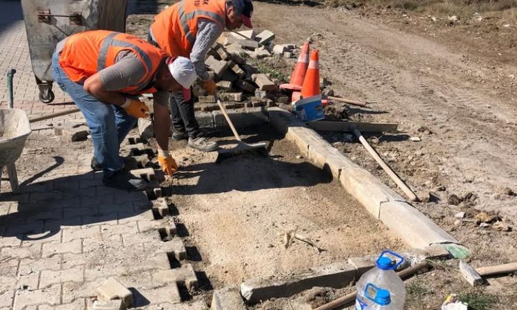 Ekiplerimiz Merkez Mahallelerimizde Parke Tamirat ...