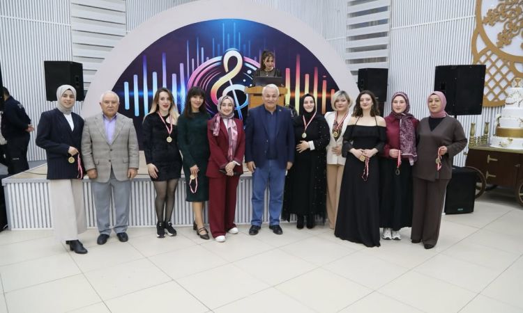 “cennet Annelerin Ayakları Altındadır.” Buyuran Pe...