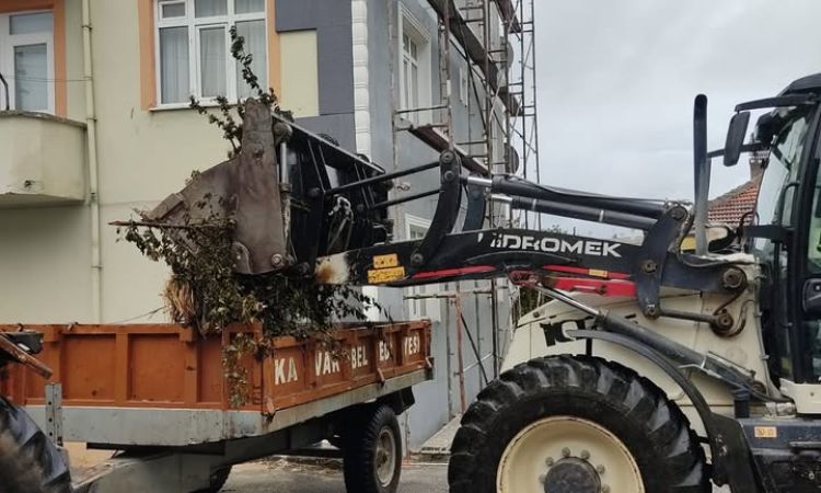 Ekiplerimiz Tarafından Ilçe Genelinde Çöp Ve Moloz...