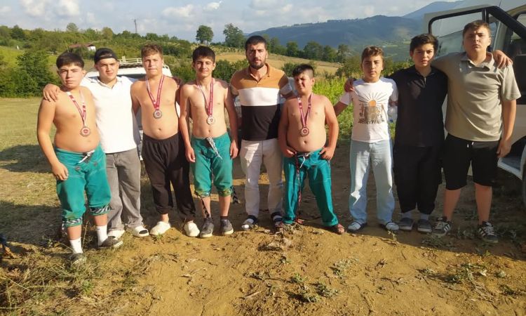 Kavak Belediyesi Sporcularımız, Sergiledikleri Üst...