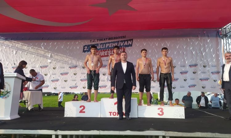 Tokat Büyük Yağlı Pehlivan Güreşleri’nde, Sporcumu...