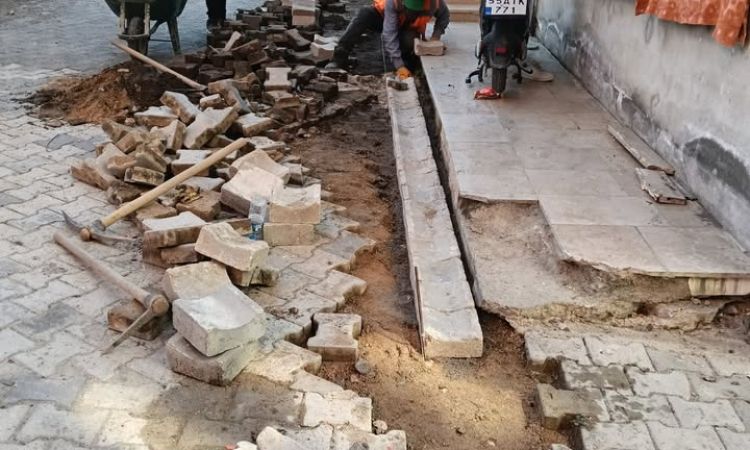 Ekiplerimiz, Ilçe Merkezimizde Yıpranan Parke Kili...