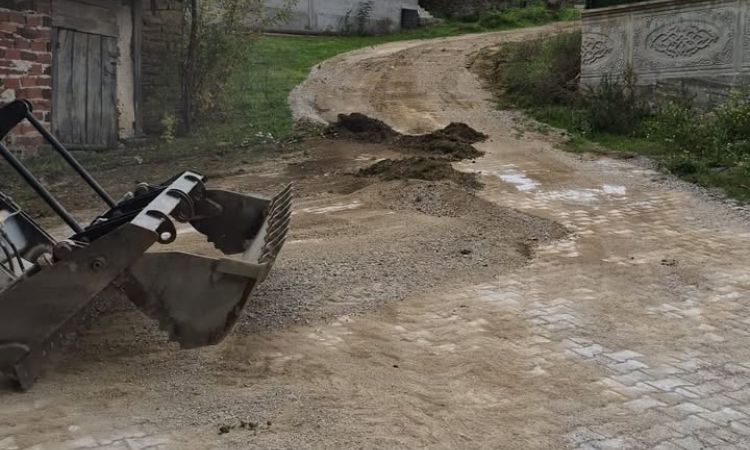 Ahırlı Mahallemizde Kepçemizle Yol Bakım Ve Onarım...