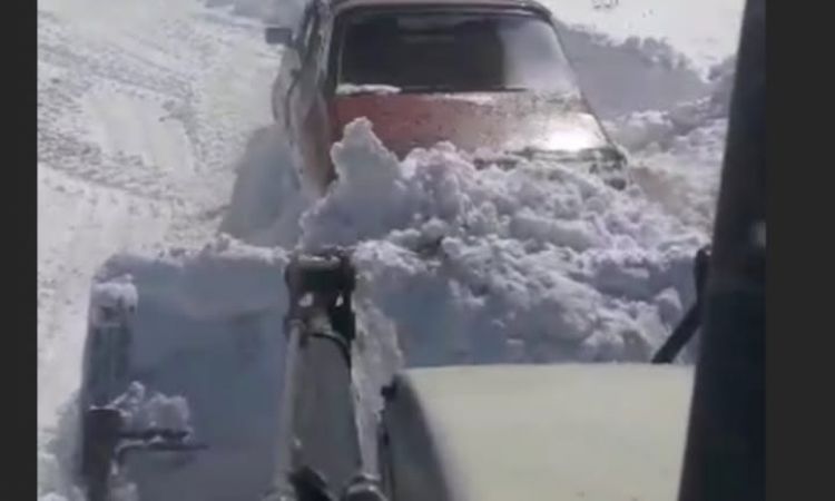 Yoğun Kar Yağışı Nedeniyle Yolda Kalan Araçlar...